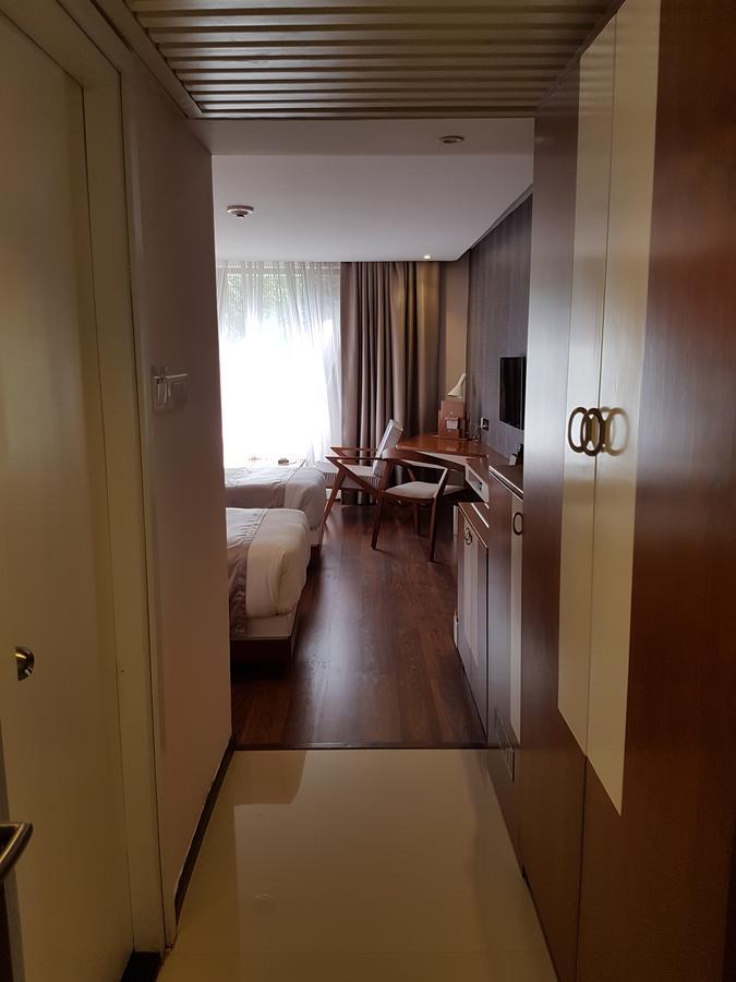 The Blooms Cochin Hotel Kochi Exterior foto